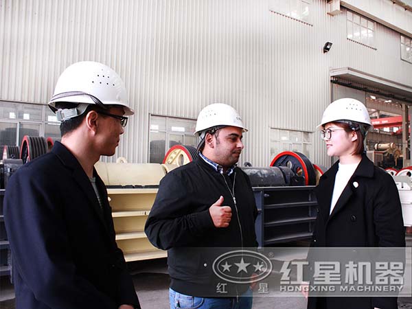 PG电子官网厂家人员陪同用户参观产品