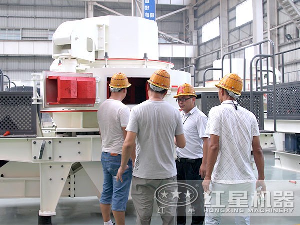 pg电子官方网站的技术专家正在对环保型制砂机成品进行检测
