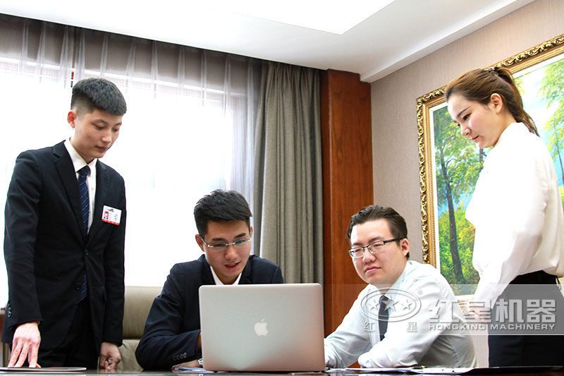 PG电子官网支持定制服务，图为客户核对方案设备